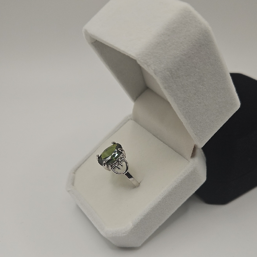 Source Unknown Silver Ring With Green Gemstone - image 2